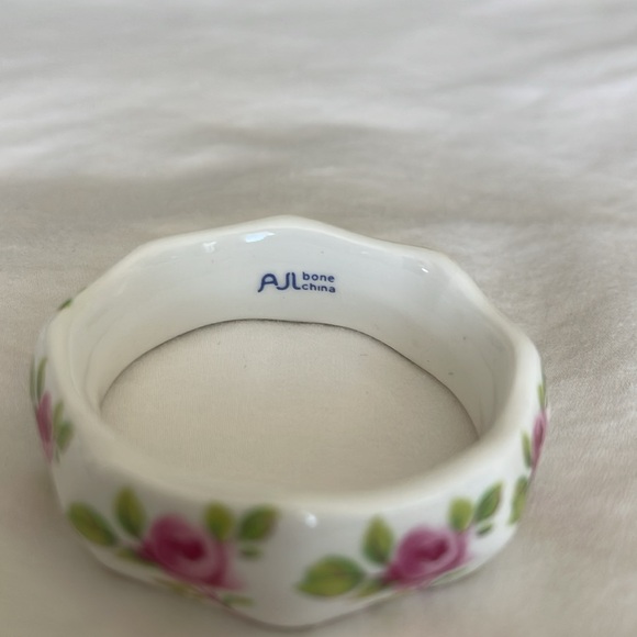 Vintage Set of Six AJL Bone China Napkin Rings Floral Design - Picture 5 of 6